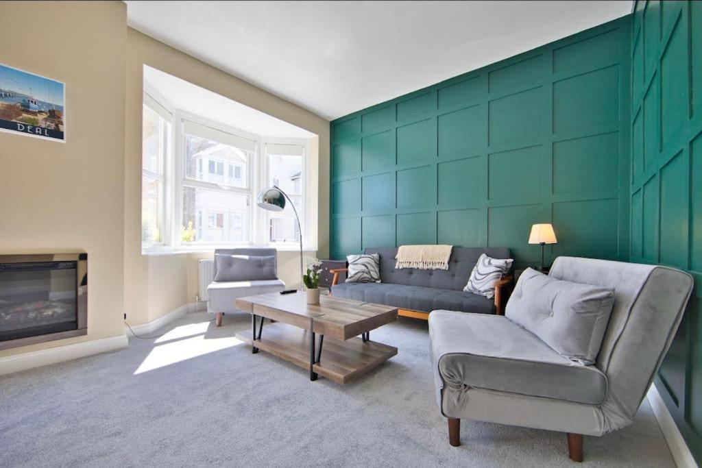 Stylish Beachfront Apartment In Historic 迪尔 外观 照片